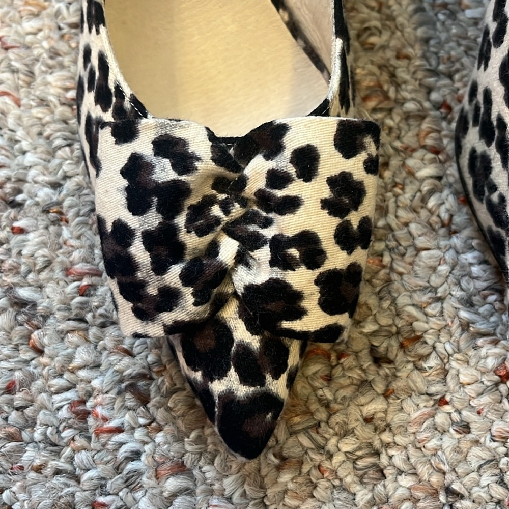 Bettye Muller Leopard Bow Heels Size 8 - Picture 3 of 14